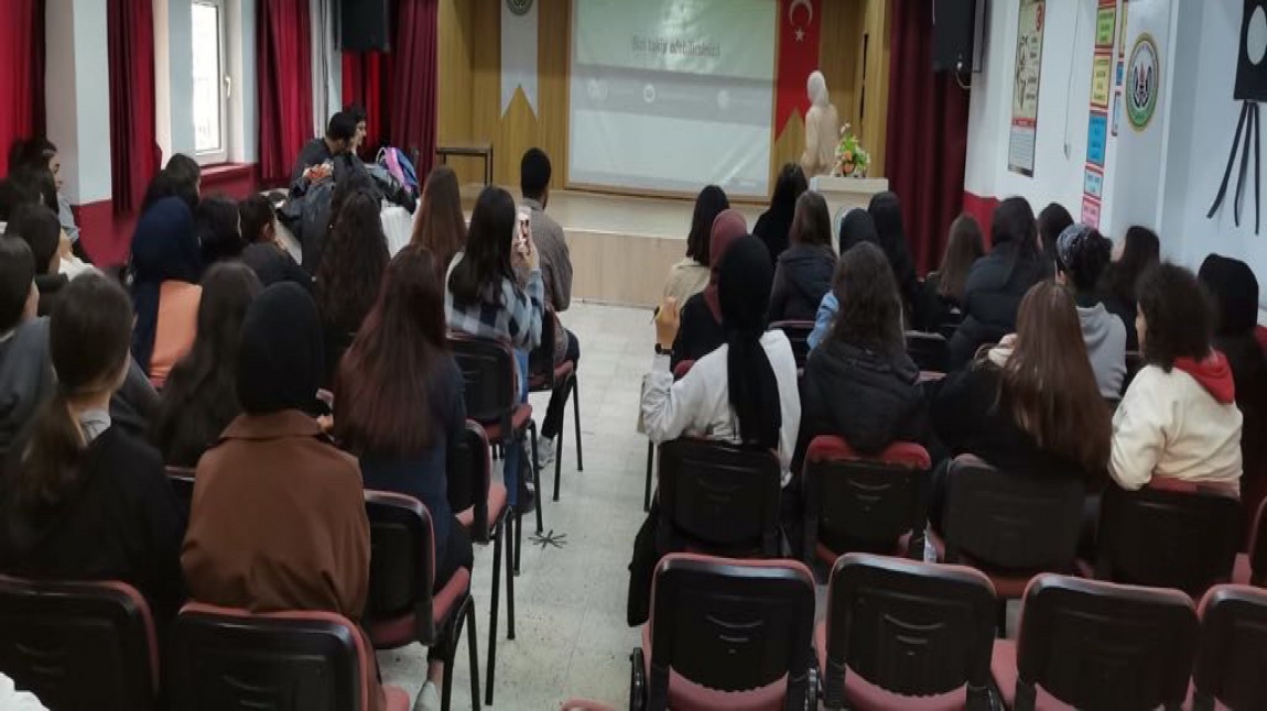 Üsküdar Üniversitesi Psikopark Kulübü Öğrencilerinden Okulumuz Öğrencilerine Mesleki Gelişim Temalı Atölye Çalışması